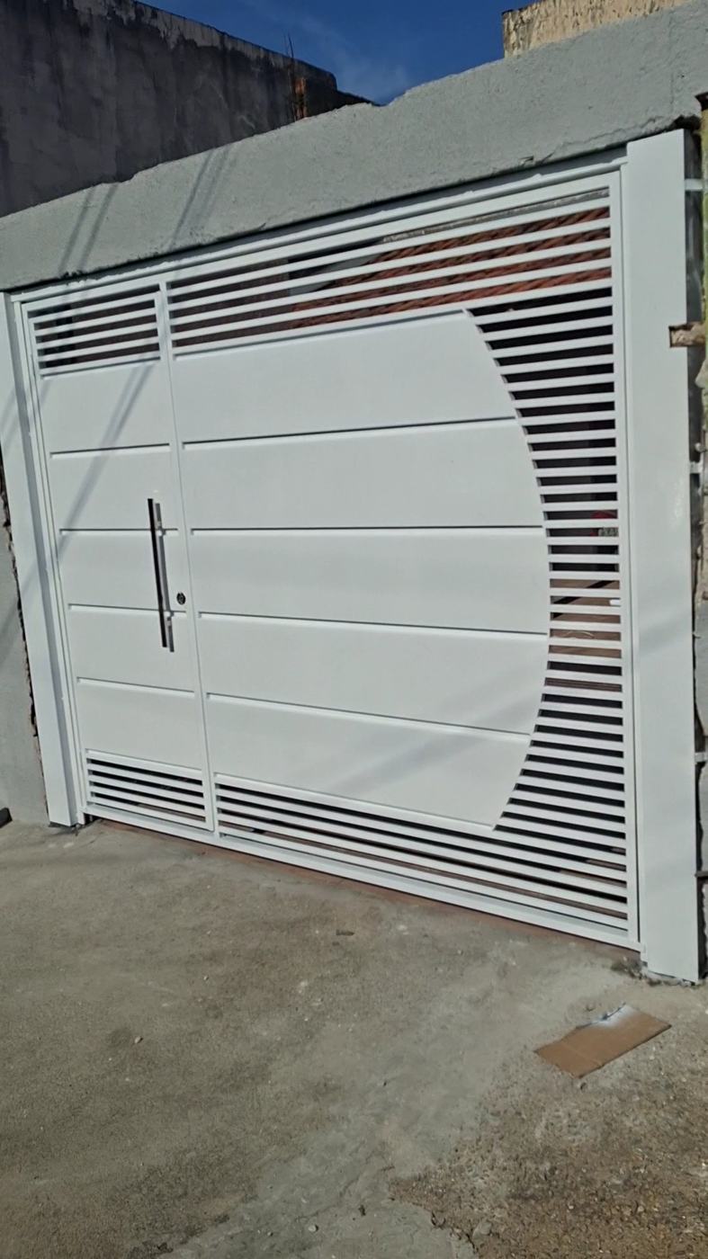 Portão branco com chapas horizontais, lâminas vazadas e puxador vertical
